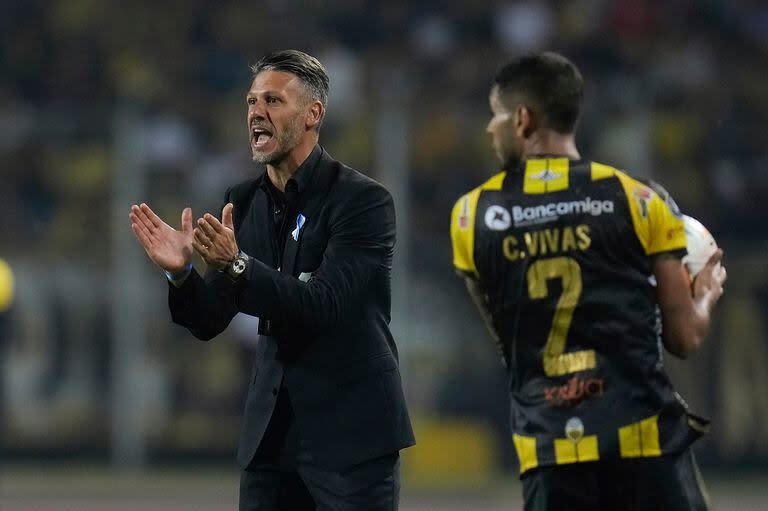 Martin Demichelis da indicaciones en el partido de River vs. Deportivo Tachira por la Copa Libertadores