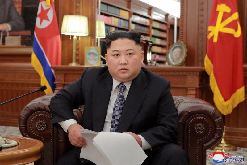 金正恩在全國緊急防疫總會上宣布「抗疫成功」，沒想到胞妹金與正隨後自爆他曾發過高燒，疑似確診。（翻攝自韓國《中央日報》）