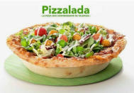 <p>Cuando Telepizza sacó su Pizzalada, el producto fue muy comentado en las redes sociales, aunque no siempre de forma positiva. Pero lo peor llegó cuando los clientes descubrieron que su aspecto real no era tan bonito como el que promocionaban y la compañía española decidió retirarla del mercado. (Foto: Telepizza). </p>