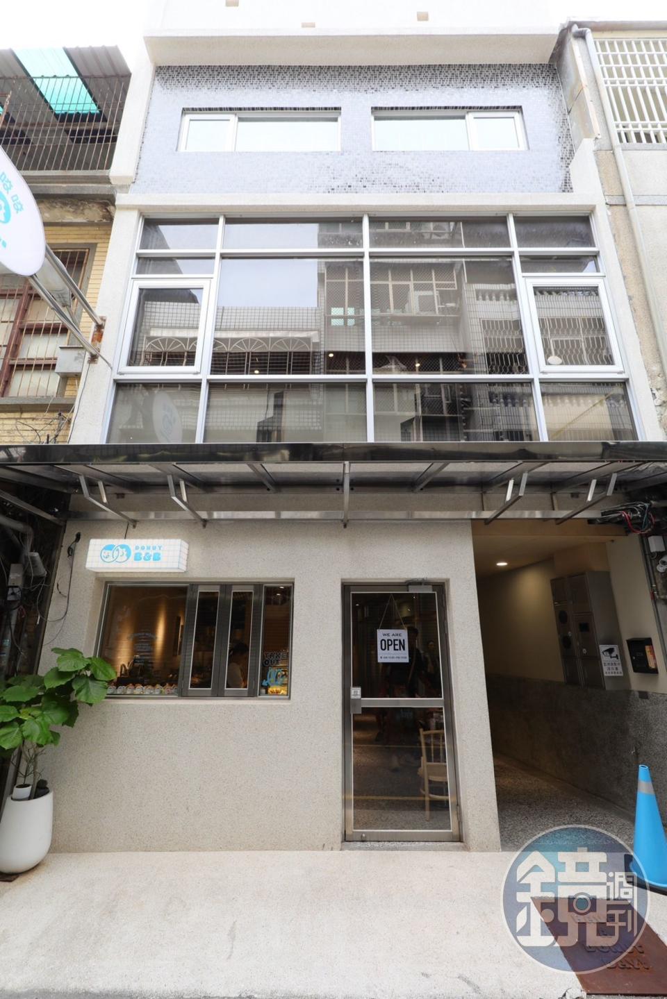 「拿滋咬咬 Donut B&B」低調藏身在新竹城隍廟附近巷弄中的白色老宅中。