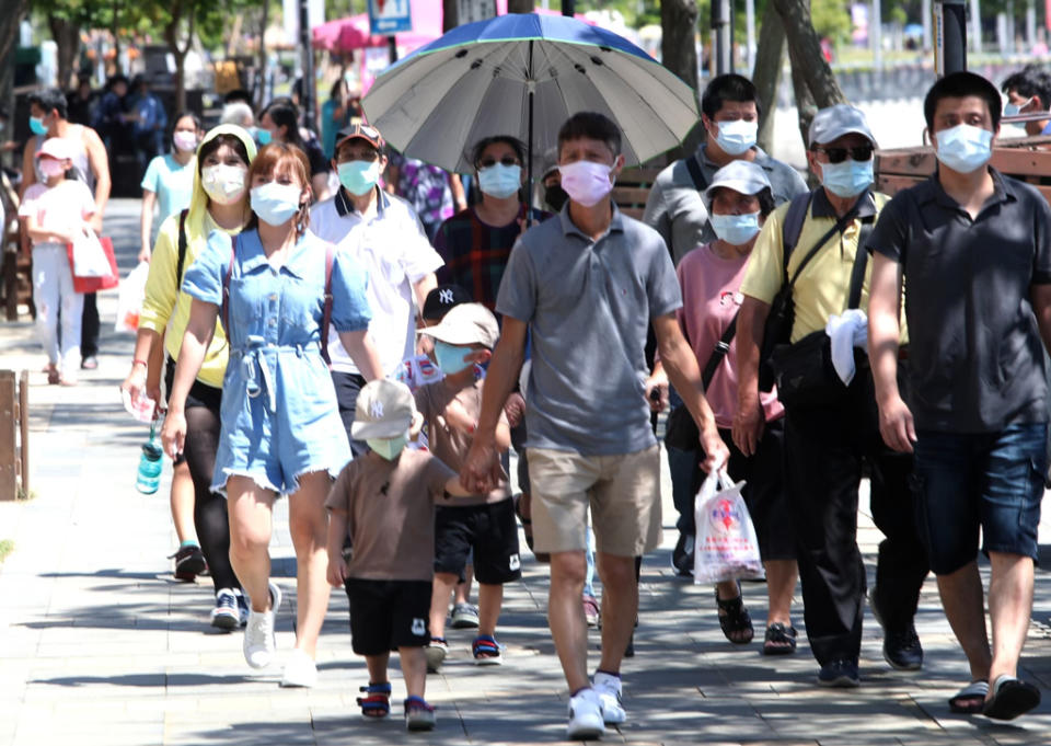 高溫炎熱天氣將持續至6月底，民眾外出記得做好防曬。（資料照／鄭任南攝）