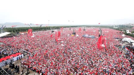 Supporters of Muharrem Ince, presidential candidate of Turkey's main opposition Republican People's Party (CHP), attend an election rally in Istanbul, Turkey June 23, 2018. REUTERS/Osman Orsal