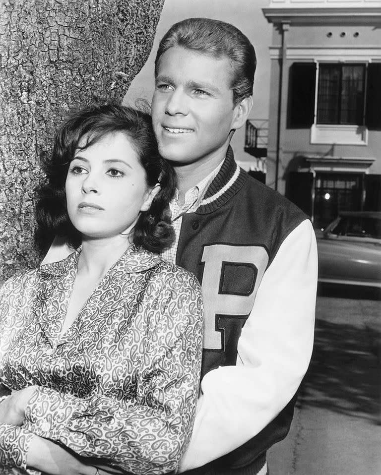 Betty Anderson (Barbara Parkins) está perdidamente enamorada de Rodney Harrington (Ryan O’Neal) aunque él sólo tenga ojos para Allison MacKenzie (Mia Farrow)