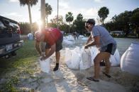 <p>Die Vorbereitungen laufen auch in Tybee Island im Bundesstaat Georgia auf Hochtouren. Auch hier füllen Menschen Säcke mit Sand, die sie an Türen und Häuserfassaden platzieren. (Bild: AP Photo/Stephen B. Morton) </p>