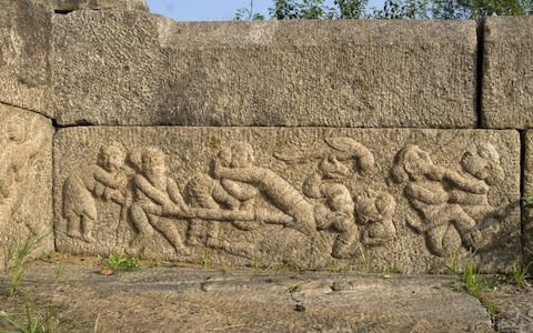 Erotic sculptures on the wall of the Chinniyan tank near Thiruvannamalai, Tamil Nadu - Credit: Dinodia Photo/ Passage