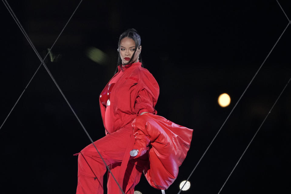 Rihanna durante su presentación en el espectáculo de medio tiempo del Super Bowl 57 de la NFL entre los Chiefs de Kansas City y los Eagles de Filadelfia, el domingo 12 de febrero de 2023, en Glendale, Arizona. (Foto AP/Godofredo A. Vasquez)