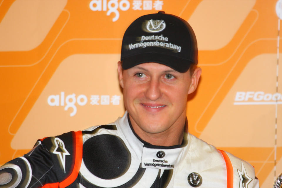 So haben die Meisten Michael Schumacher in Erinnerung: lächelnd in Sportkleidung auf dem Siegertreppchen. (Bild: ddp Images)