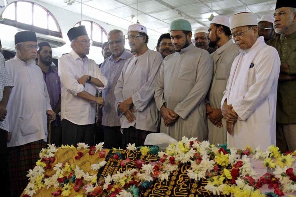 Datuk Seri Anwar Ibrahim pays his respects to SM Mohamed Idris at the mosque.