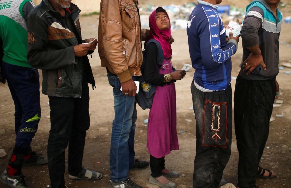 <p>Flüchtlinge stehen in der irakischen Stadt Mossul für Lebensmittelrationen an. (Bild: Suhaib Salem/Reuters) </p>