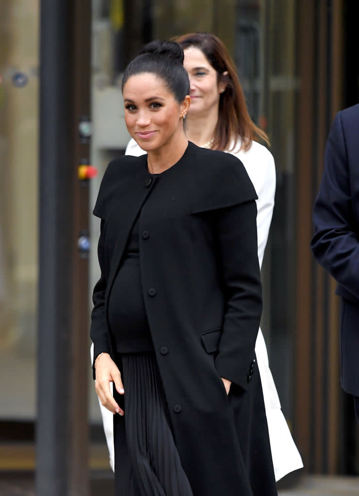 <p>À la fin du mois de janvier, c’est en total look noir avec ce manteau signé Givenchy déjà porté lors de la commémoration de l’Armistice que Meghan Markle avait fait une nouvelle sortie publique à l’Association of Commonwealth Universities à Londres. </p>