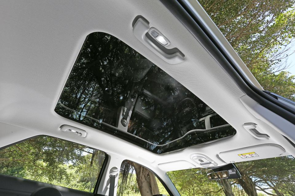 附電動遮陽簾的全景式玻璃天窗，是EV 500 Performance獨有的標配，也是Kia EV6所沒有的配備項目。