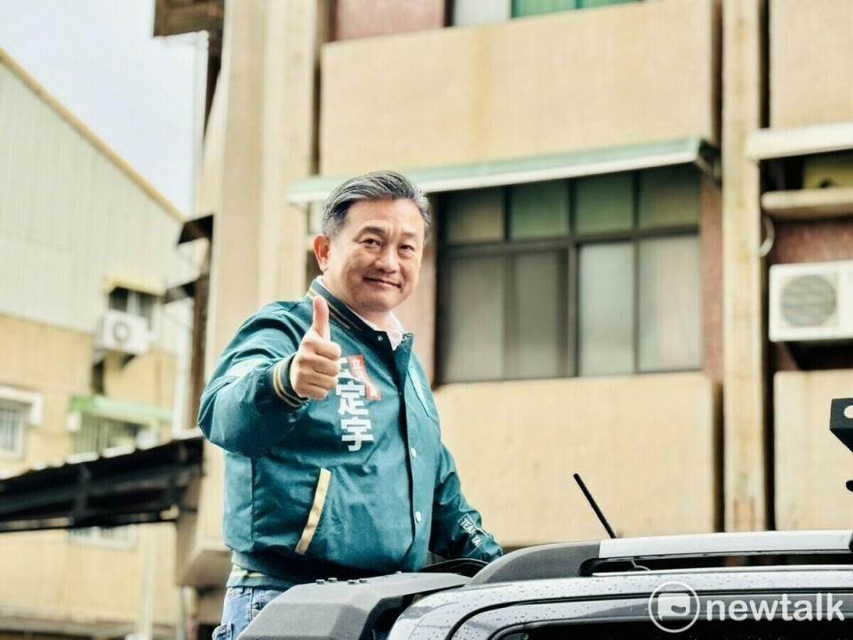 立委王定宇幸運地抽到「1」號籤王。王定宇隨即站上戰車，透過「車掃」向東區及新豐區的鄉親報告這個好消息，同時呼籲民眾集中選票，總統票投2號支持賴清德和蕭美琴，立委票投1號支持王定宇。   圖：黃博郎／攝