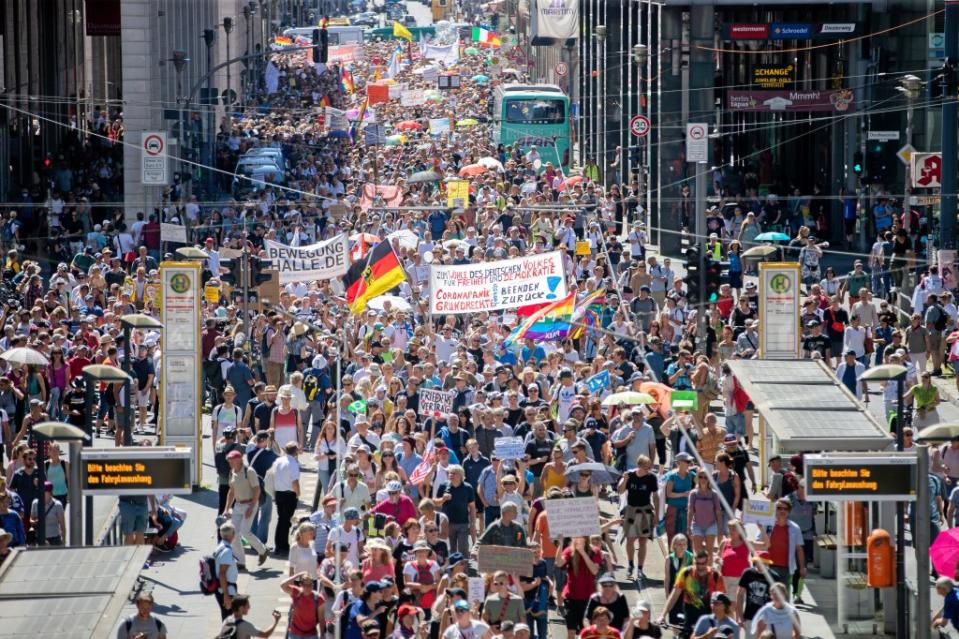 Tausende ziehen bei der Demonstration gegen Corona-Maßnahmen über die Friedrichstraße.<span class="copyright">Christoph Soeder / dpa</span>