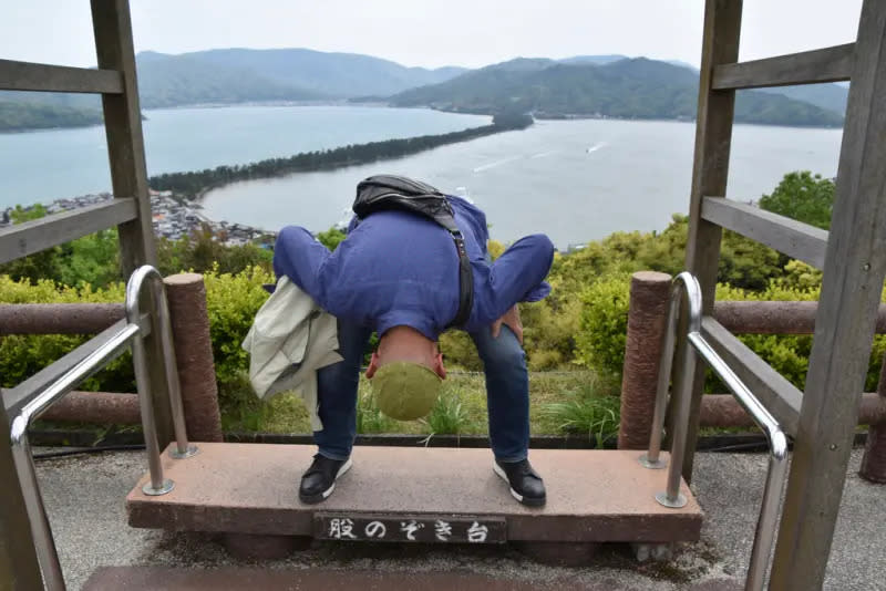 ▲日本三景之一「天橋立」的著名姿勢就是「胯下觀景」。（圖／美聯社／達志影像）