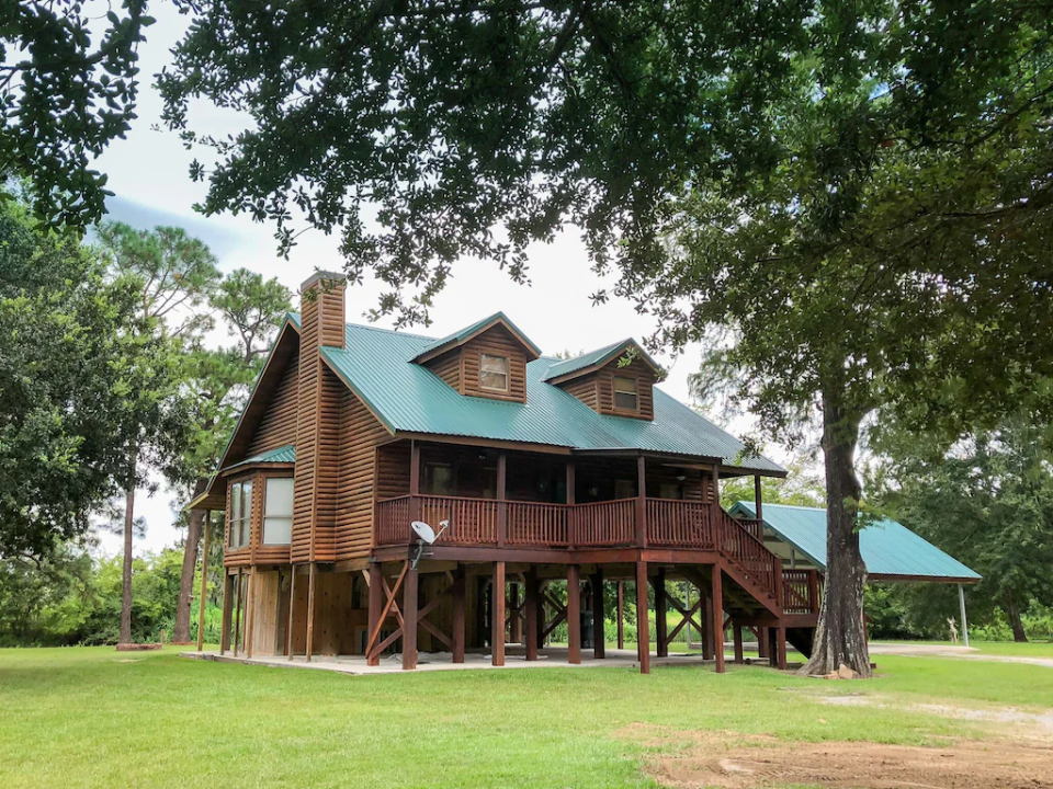 This cabin near the Bayou Petite Anse has room to sleep six people comfortably, a spacious kitchen and one full bath. The property has bayou access, kayaks and plenty of room to play.