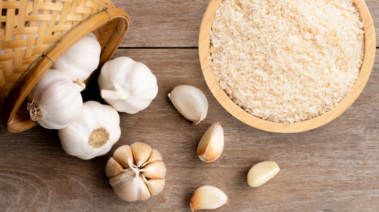 fresh garlic next to powdered garlic 