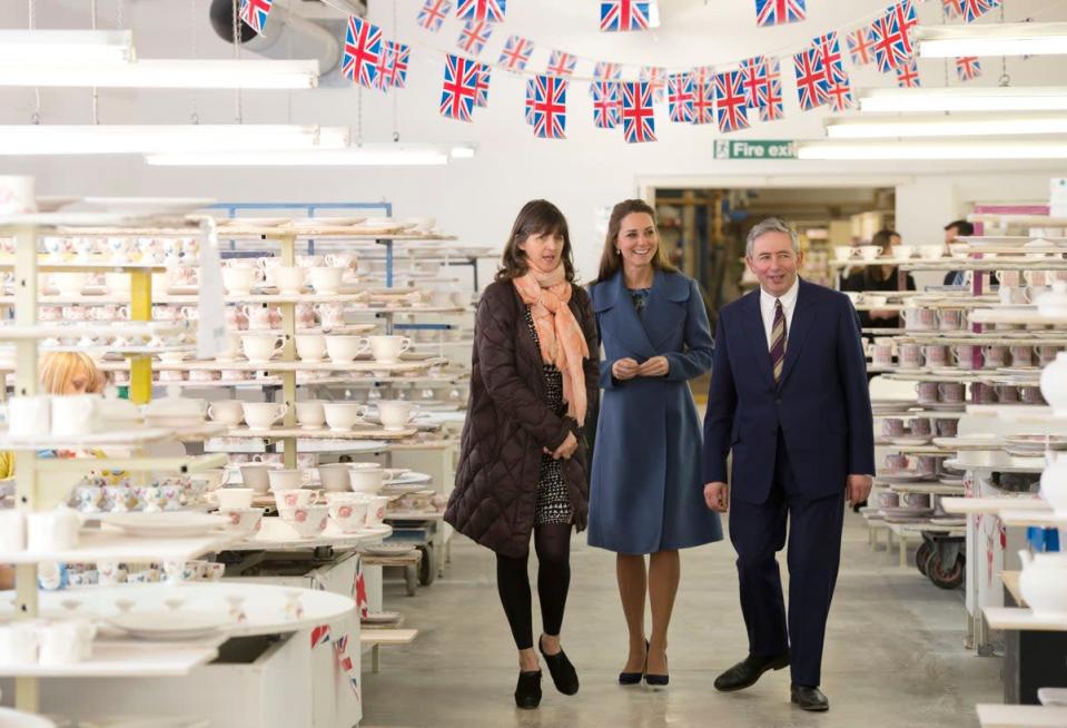 La entonces duquesa de Cambridge, Kate, camina con Emma Bridgewater y su esposo Matthew Rice, durante una visita a la fábrica en 2015 (Oli Scarff/PA) (Archivo PA)