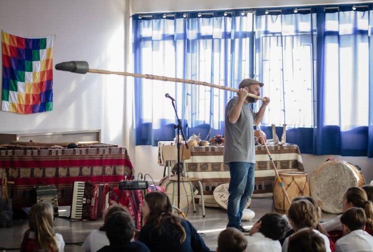 Pablo Iglesias lleva su arte y conocimiento a las escuelas 