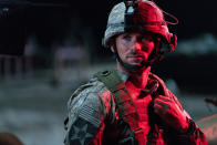 En esta imagen difundida por Screen Media, Scott Eastwood en una escena de la película "The Outpost". (Screen Media vía AP)