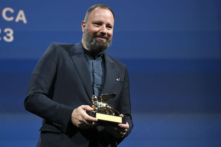 Yorgos Lanthimos, director de Pobres criaturas, con el León de Oro, máximo premio del Festival de Venecia