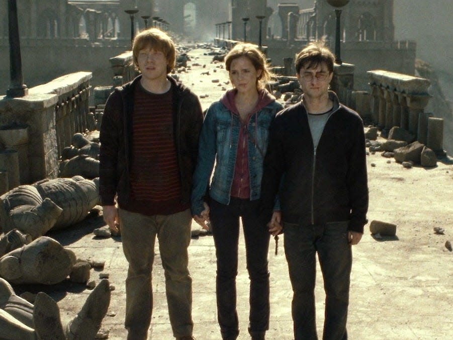 Harry Potter Deathly Hallows Ron Hermione on Bridge