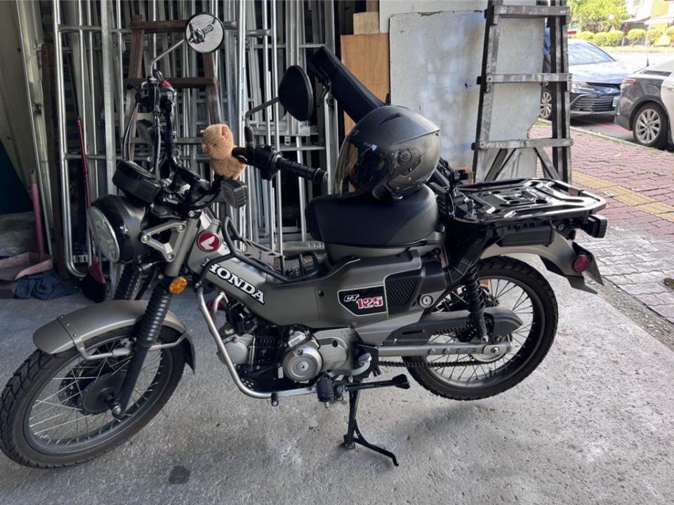 短裙女騎士騎乘HONDA CT125打檔車，自摔後車身多處受損。（警方提供／任義宇高雄傳真）