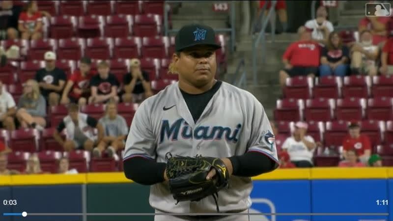 奧斯塔迪歐（Willians Astudillo）登板投球。（圖／翻攝自MLB推特）