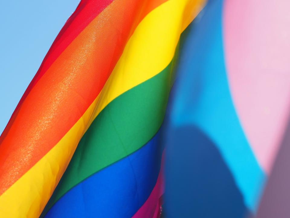 代表著LGBTQIA+社群的彩虹旗。（圖／unsplash）