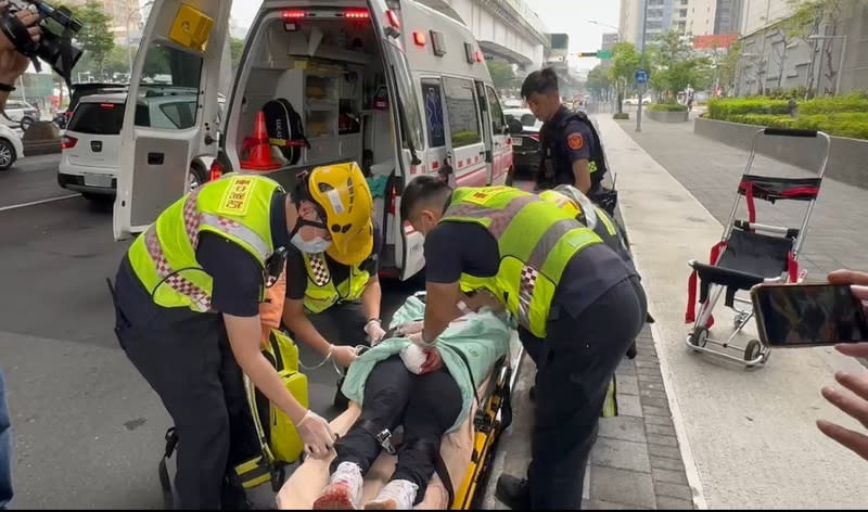 台中捷運發生隨機攻擊 傷者送醫 台中捷運綠線21日上午在列車上發生持刀隨機攻擊事 件，涉案男子已被制伏，並有多人受傷，消防局派遣 救護車協助傷者送醫治療。 （民眾提供） 中央社記者趙麗妍傳真 113年5月21日 