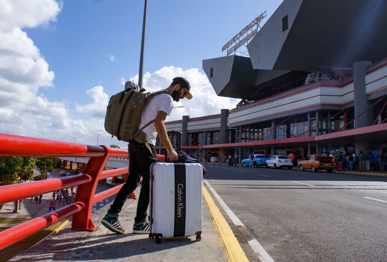 El director de fotografía cubano Raúl Prado llega al aeropuerto de La Habana para viajar a Estados Unidos, el 12 de marzo de 2022