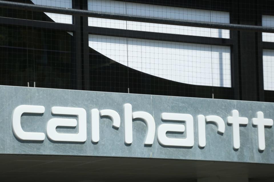 Das Carhartt-Logo am Firmensitz in München. - Copyright: NurPhoto/Getty Images