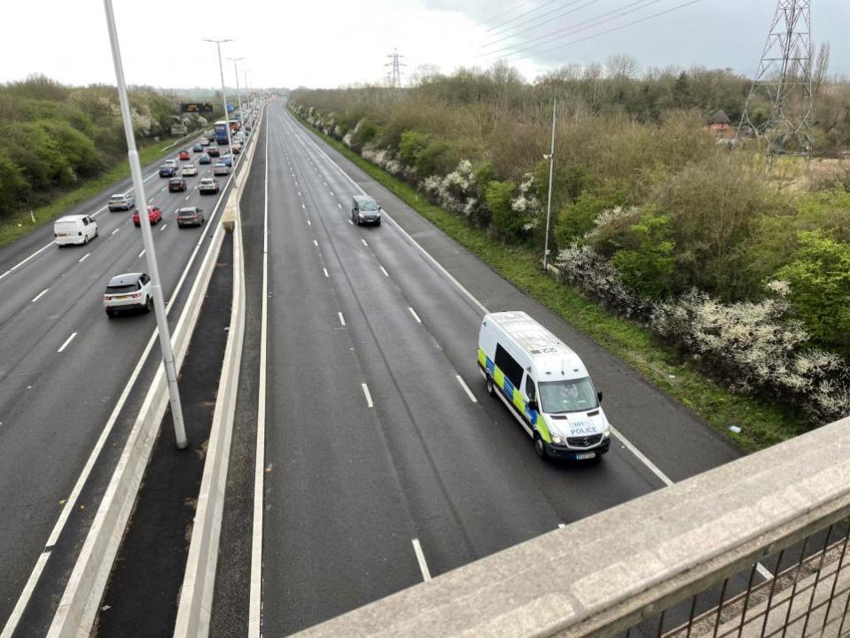 Worcester News: POLICE: A police van drivers up the otherwise deserted northbound carriageway away from the crash scene towards junction 6 
