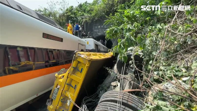 太魯閣號部分車廂卡在隧道內，現場人員急搶修。（圖／翻攝畫面）