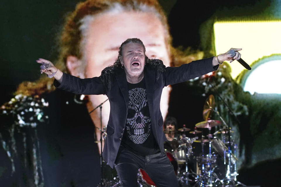 Fher Olvera, cantante de la banda mexicana de pop rock Maná durante su concierto en el Foro Sol de la Ciudad de México el 12 de noviembre de 2022. (Foto AP/Marco Ugarte)