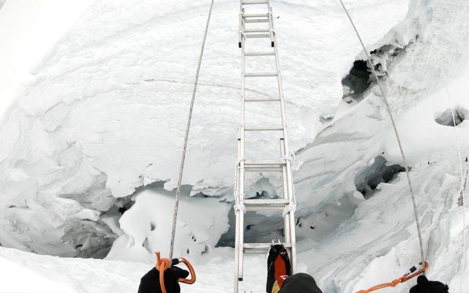 Το πλάνα από τη διέλευση ενός κενού παγετώνα σε μια σκάλα αλουμινίου είναι συγκλονιστικά ρεαλιστικό