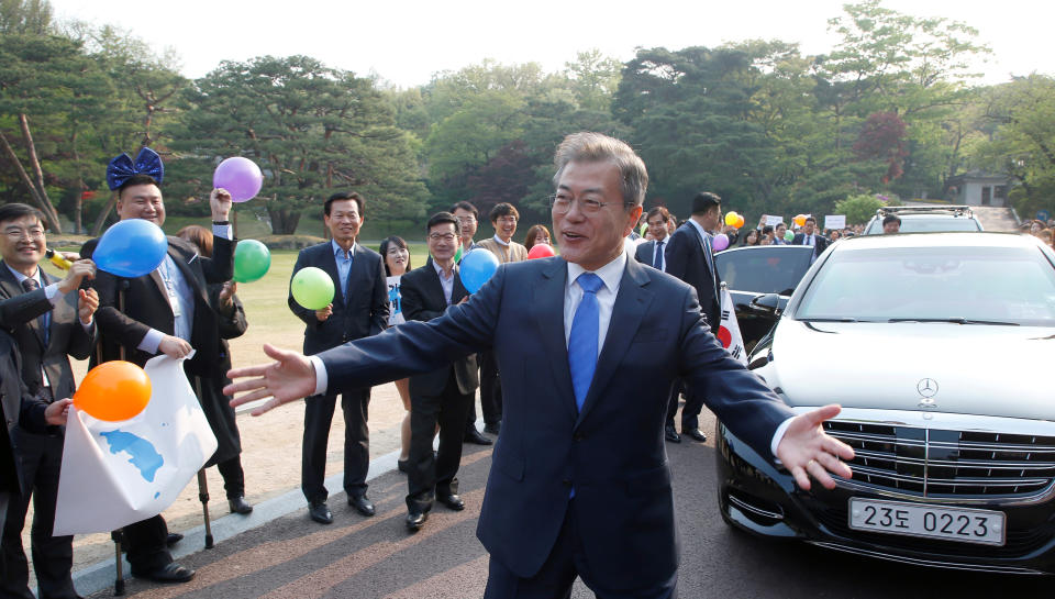 <p>South Korean President Moon Jae-in gestures in Seoul before departing for the truce village of Panmunjom inside the demilitarized zone separating the two Koreas, South Korea, April 27, 2018. (Photo: Korea Summit Press Pool/Pool via Reuters/Reuters) </p>