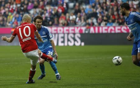 Football Soccer - Bayern Munich v Hamburg SV - German Bundesliga - Allianz Arena, Munich, Germany - 25/02/17 - Bayern Munich's Arjen Robben scores the 8-0 v Hamburg SV. REUTERS/Michaela Rehle