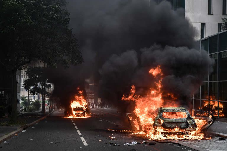 Miles de autos se incendiaron durante las protestas contra la muerte de Nahel, de 17 años, a quien la policía disparó en el pecho en Nanterre el 27 de junio, en París, Francia el junio 29 de enero de 2023