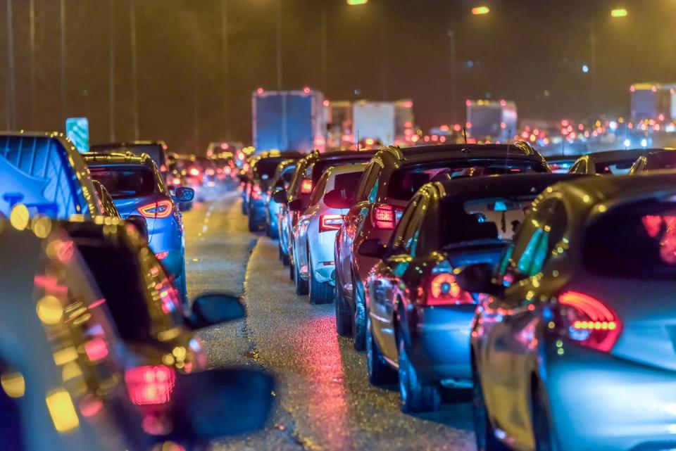 <a href="https://www.shutterstock.com/es/image-photo/night-view-busy-uk-motorway-traffic-1016564218" rel="nofollow noopener" target="_blank" data-ylk="slk:Shutterstock / Jevanto Productions;elm:context_link;itc:0;sec:content-canvas" class="link ">Shutterstock / Jevanto Productions</a>