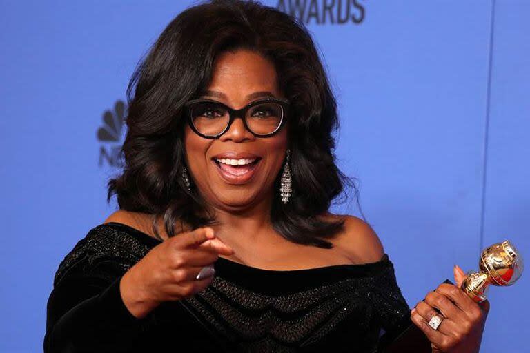 Oprah Winfrey con su Globo de Oro a la trayectoria, uno de los tantos galardones recibidos a lo largo de su extensa carrera