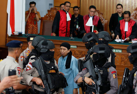 Islamic cleric Aman Abdurrahman is surrounded by security personnel after his verdict was announced in a courtroom in Jakarta, Indonesia, June 22, 2018. REUTERS/Darren Whiteside