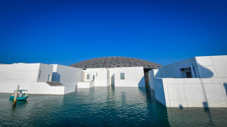 Más de una década en desarrollo, el Louvre Abu Dhabi abre sus puertas esta semana, llevando el famoso nombre al mundo árabe por primera vez. Actualmente, el museo tiene 600 obras de arte que adquirió, junto con otras 300 prestadas por 13 instituciones francesas