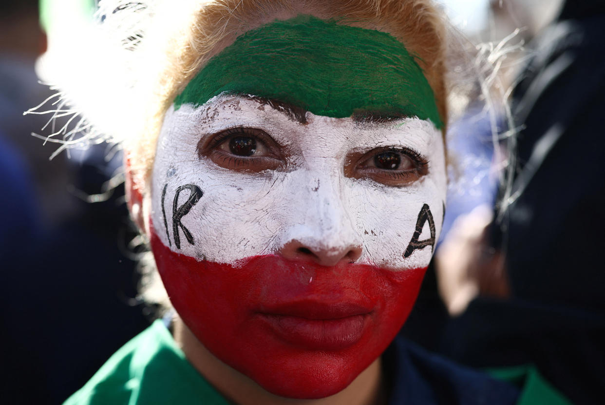 Eine Demonstrantin hat sich in London bei einem Protest gegen die iranische Regierung Anfang Oktober  mit den Landesfarben geschminkt (Bild: REUTERS/Henry Nicholls)