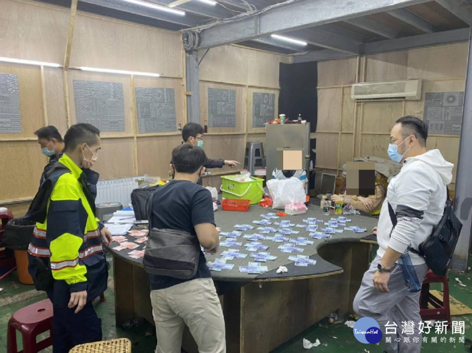 警方在偏僻鐵皮屋內，查獲職業大賭