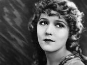 Mary Pickford war eine Pionierin: Sie war Mitbegründerin des Filmstudios United Artists sowie der Oscar-Academy. Und sie war einer der ersten Mega-Stars Hollywoods, kaum eine andere konnte pro Film so viel verlangen wie sie, kaum eine Schauspielerin hatte eine so große kreative Kontrolle über ihre Filme wie Pickford. Mit Beginn des Tonfilms endete ihre Karriere allerdings abrupt. (Bild: Hulton Archive/Getty Images)