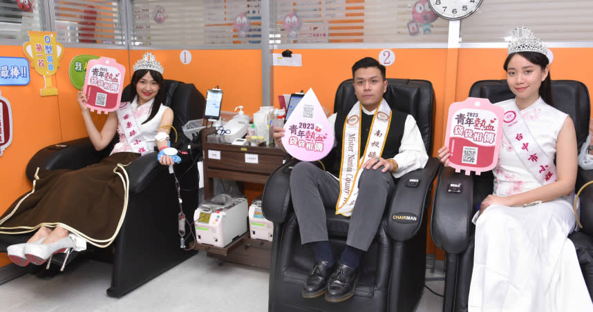 城市小姐及先生周子甯、林志豪及秦湘琳捐出了人生的第一袋青年熱血。（圖／松山社區大學提供）