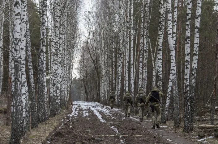 Ukrainian border guard officers patrol the Ukrainian-Belarusian state border at a checkpoint in Novi Yarylovychi, Ukraine, Monday, Feb.21, 2022.(AP Photo/Oleksandr Ratushniak)