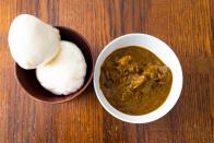 Pounded Yam ist nur eines von vielen Yam-Rezepten, die vor allem in Nigeria sehr beliebt sind. Für Pounded Yam wird das stärkehaltige Mehl der Yamswurzel in Wasser aufgekocht und zu einem dicken Püree gerührt. Die Yam-Klöße passen zu vielen Gerichten, wie zum Beispiel einer Banga Suppe aus Palmfrüchten, getrocknetem Fisch, Rindfleisch, Blattspinat und Chili. (Bild: iStock/Osarieme Eweka)