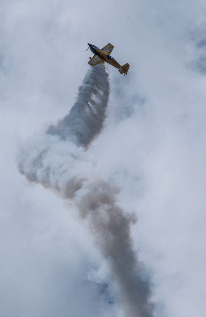 Michael Goulian performs in the Extra 300 in the daily afternoon airshow at Sun 'n Fun in 2021.