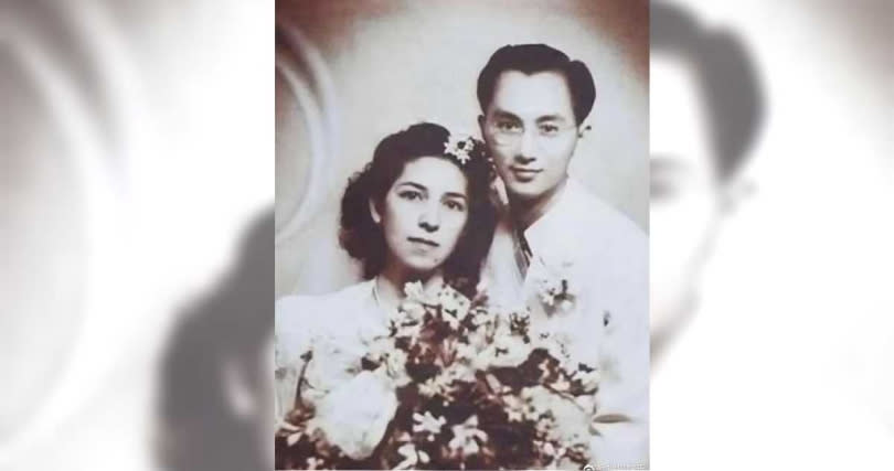 1942年馮何婉鴻與同學馮啟德結婚，隔年誕下女兒馮紹漣，結婚僅2年半，丈夫就因戰爭在海上失蹤，馮何婉鴻自此獨自扶養女兒成才。（圖／搜狐娛樂微博）